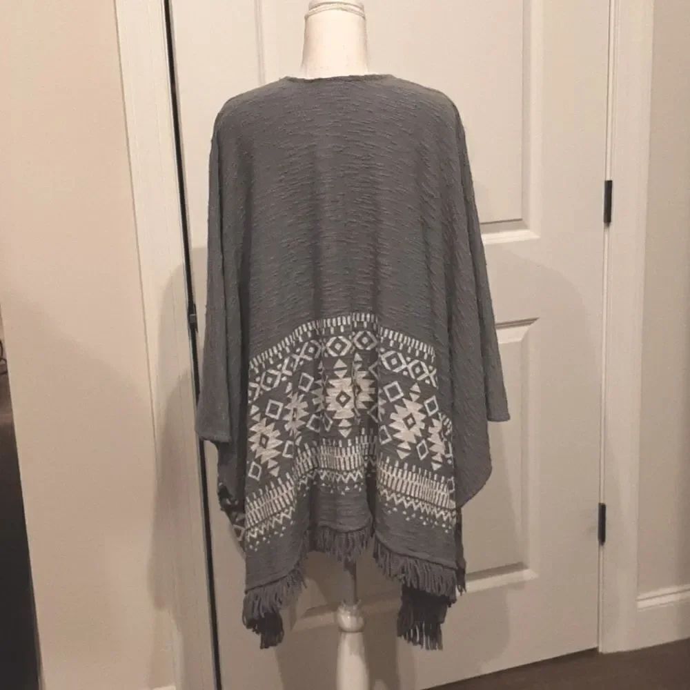 Mossimo Gray Aztec PatternâShrugâSweater - Picture 3 of 10